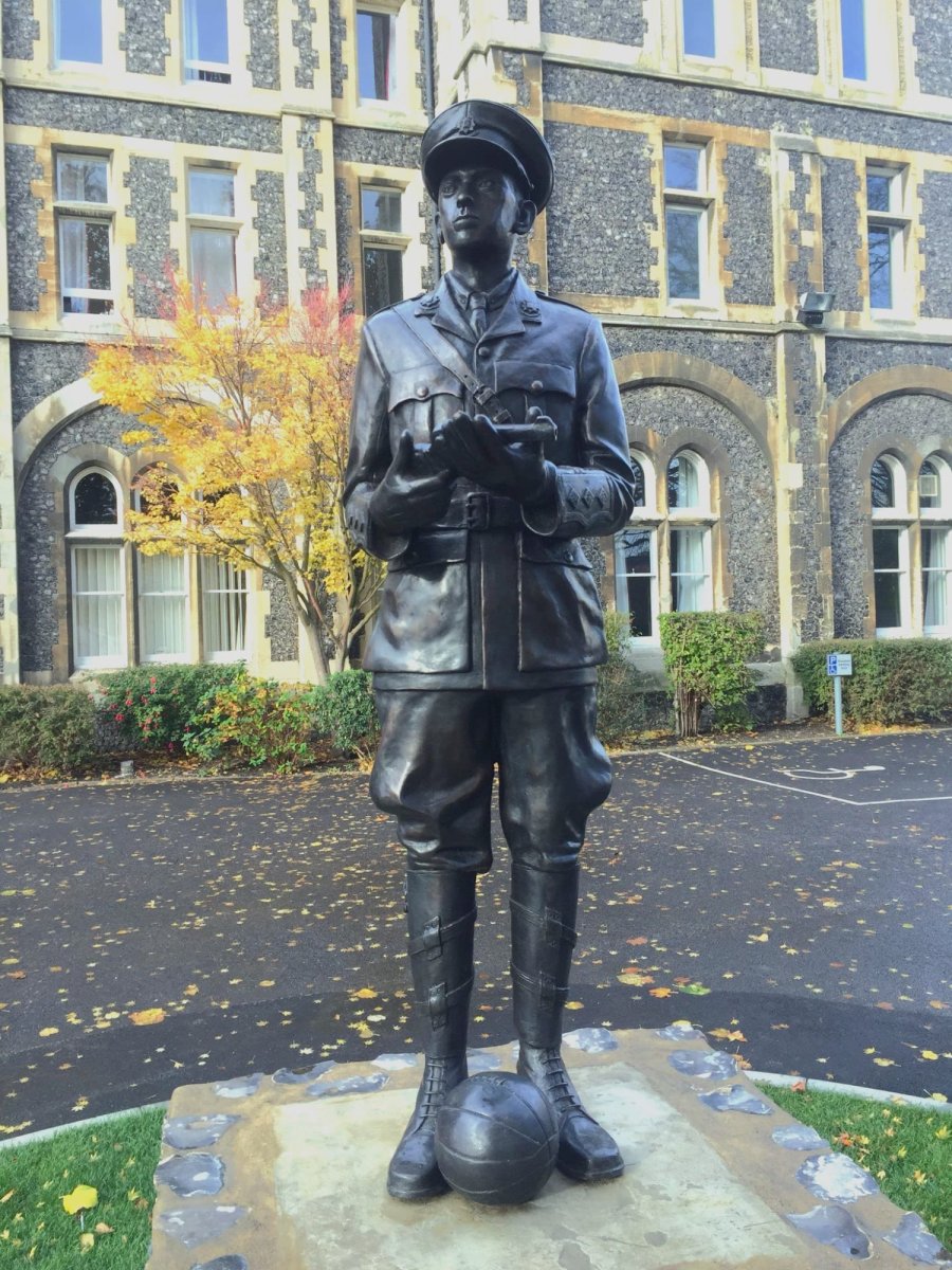 Billie Nevill bronze statue front view